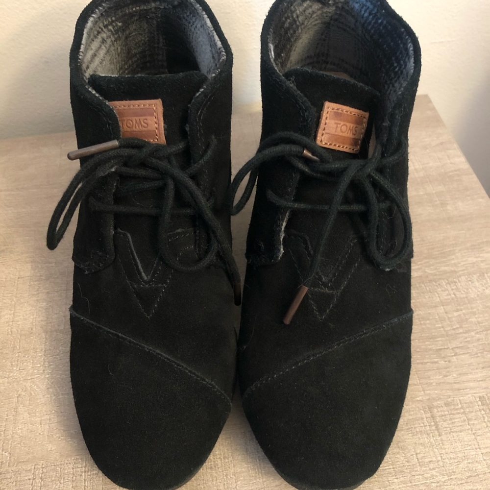 Tom’s wedge booties